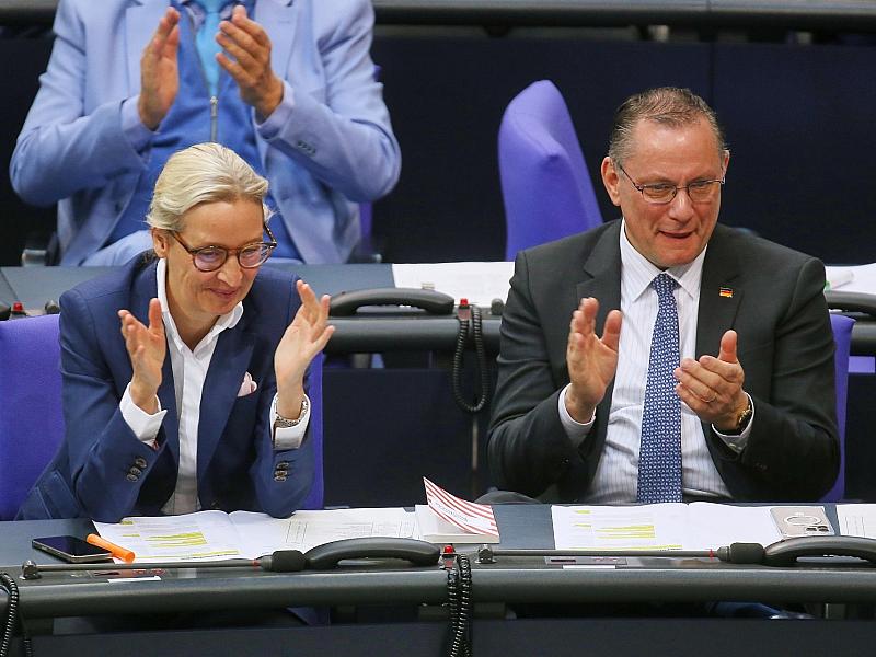 Forsa: AfD weiter vorn - Merz-Zufriedenheit verharrt auf Tiefstand