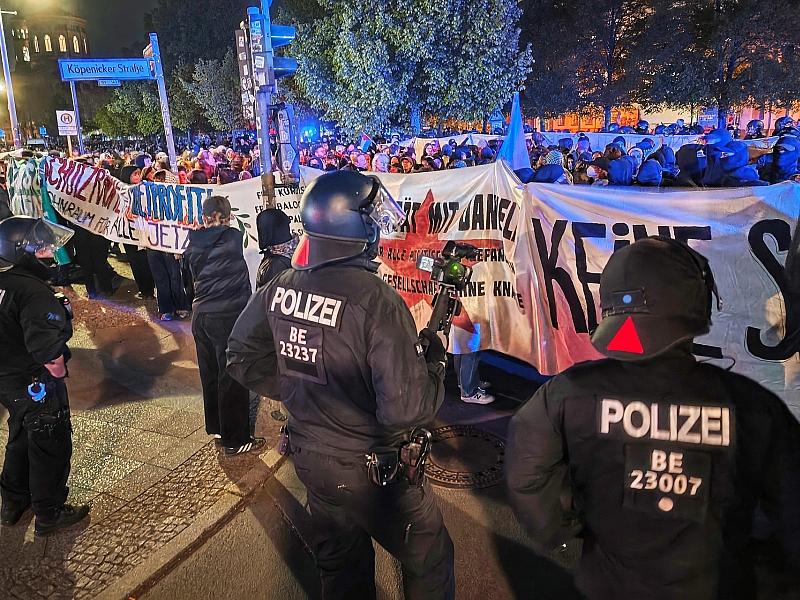 Rangeleien mit der Polizei zum Start der Walpurgisnacht in Berlin