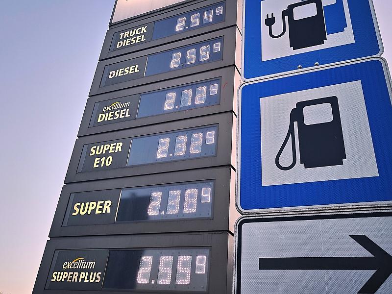 Studie: Tankrabatt erreicht kaum Bedürftige und erhöht Nachfrage