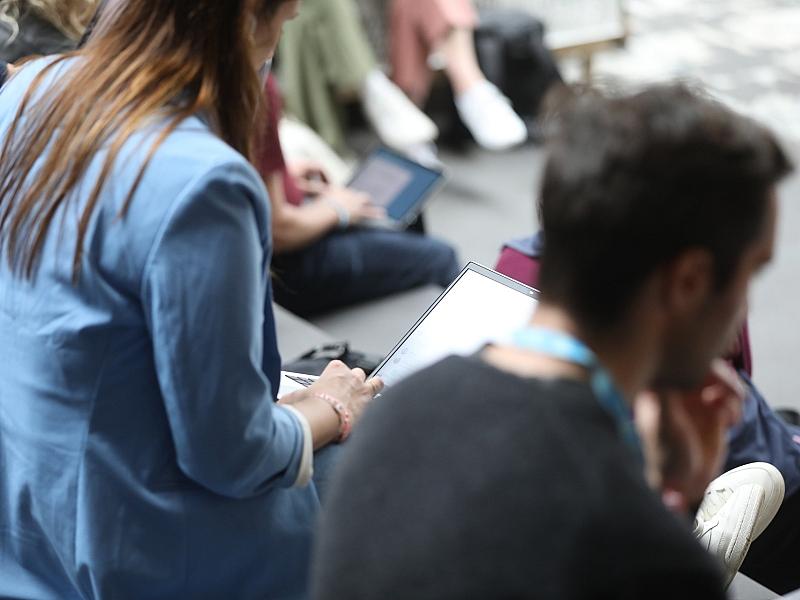 Umfrage: Deutsche blicken gespalten auf 