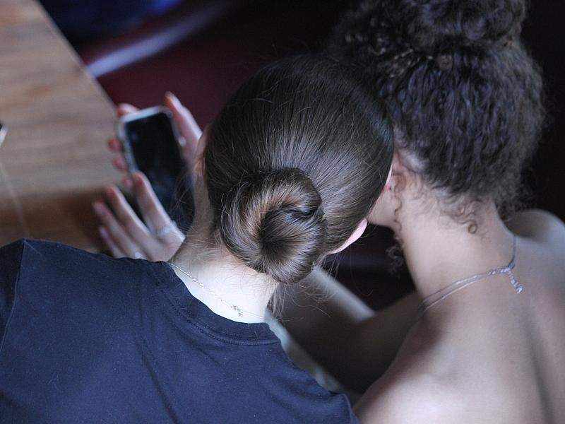 Umfrage: Junge Menschen inszenieren online oft glücklicheres Leben