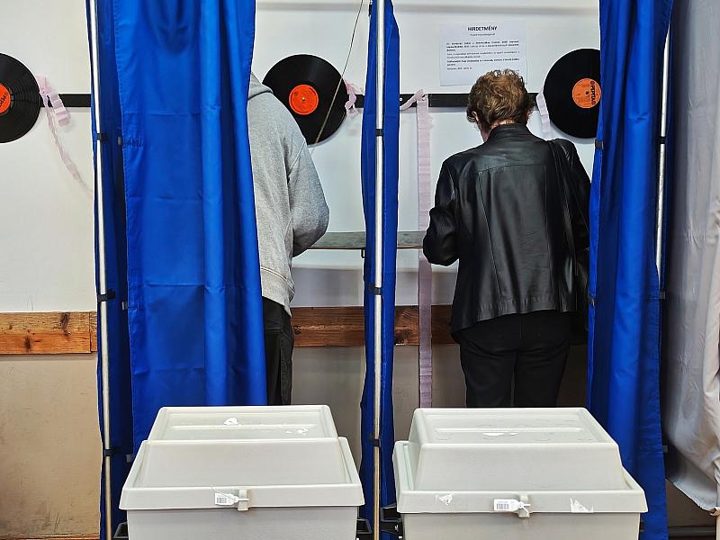 Wahllokale in Ungarn schließen - Umfragen sehen Tisza vorn