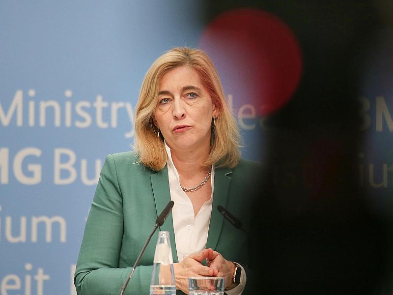 Warken stellt sinkende Krankenkassenbeiträge in Aussicht