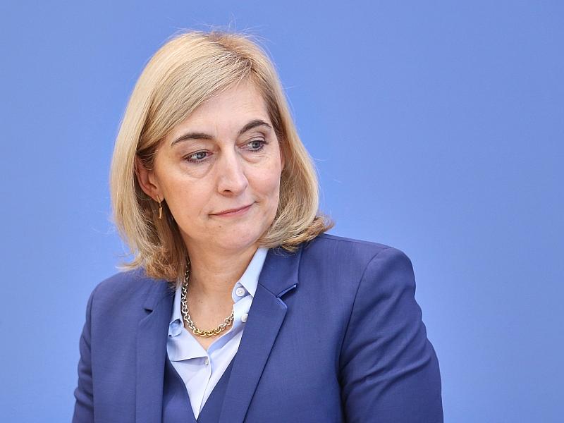 Warken will Bemessungsgrenze für Krankenkassenbeiträge anheben