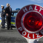 Bayerische Polizei startet Schwerpunktmonat für mehr Sicherheit auf Landstraßen