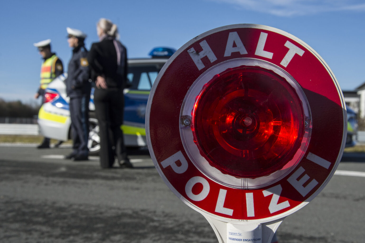 Bayerische Polizei startet Schwerpunktmonat für mehr Sicherheit auf Landstraßen