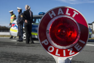 Bayerische Polizei startet Schwerpunktmonat für mehr Sicherheit auf Landstraßen