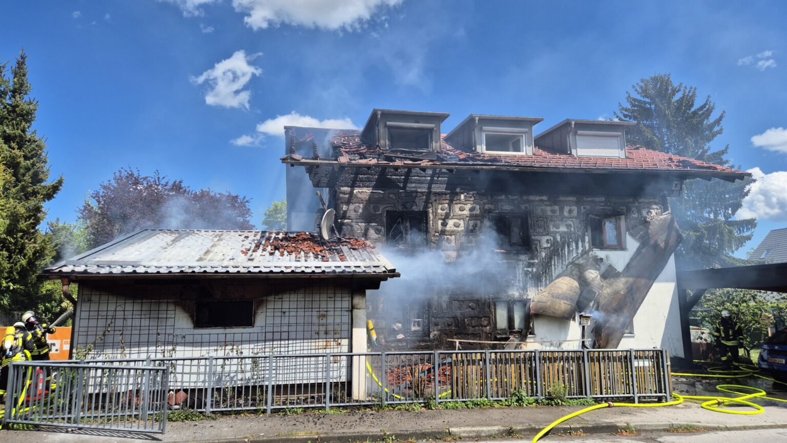 Brand in Kaufbeuren: Zweifamilienhaus schwer beschädigt –  ein Bewohner schwer verletzt