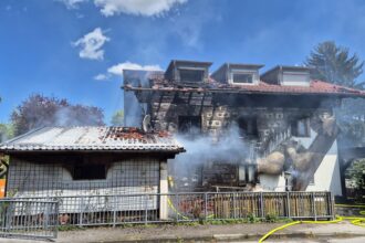 Brand in Kaufbeuren: Zweifamilienhaus schwer beschädigt –  ein Bewohner schwer verletzt