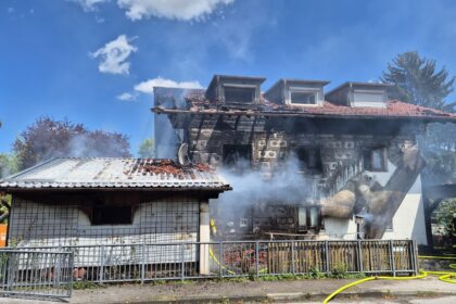 Brand in Kaufbeuren: Zweifamilienhaus schwer beschädigt –  ein Bewohner schwer verletzt