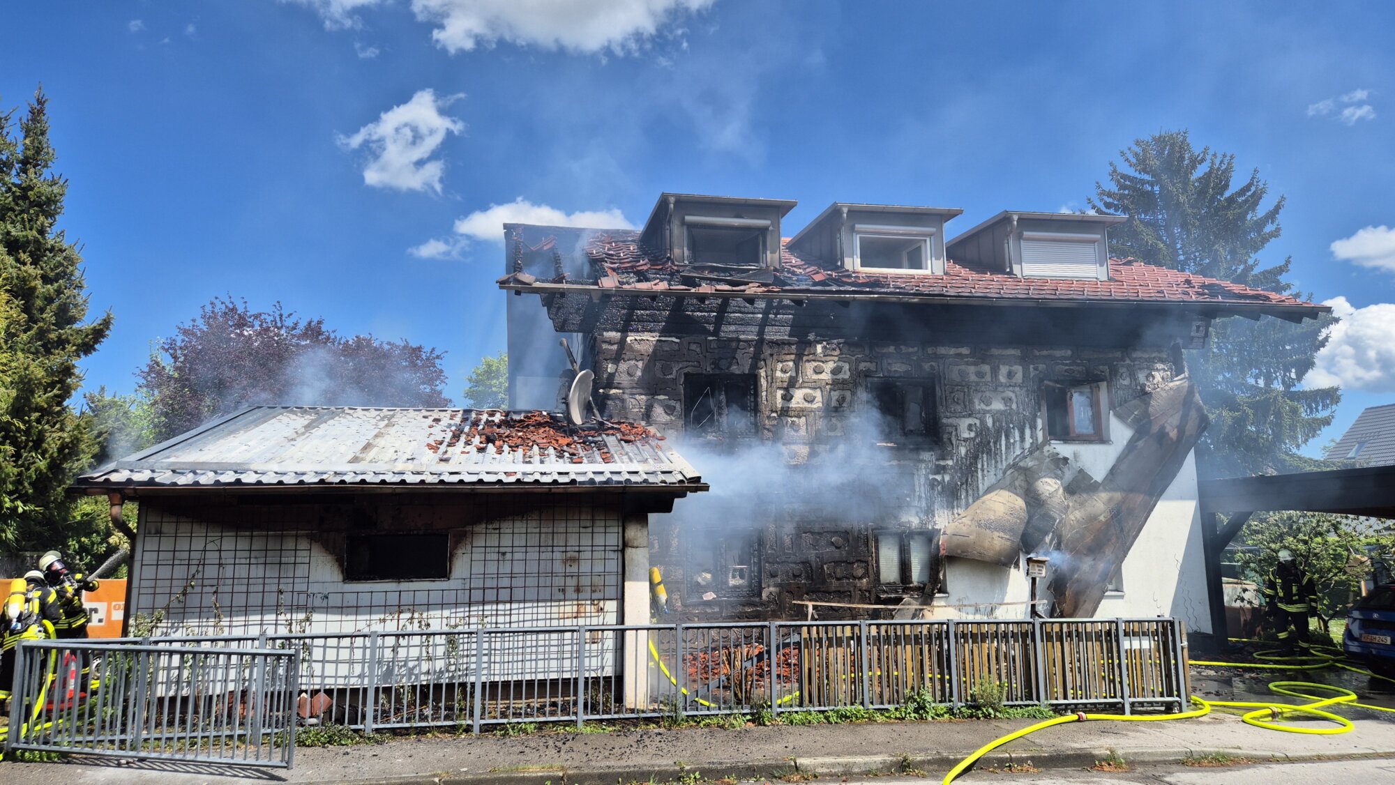 Brand in Kaufbeuren: Zweifamilienhaus schwer beschädigt –  ein Bewohner schwer verletzt