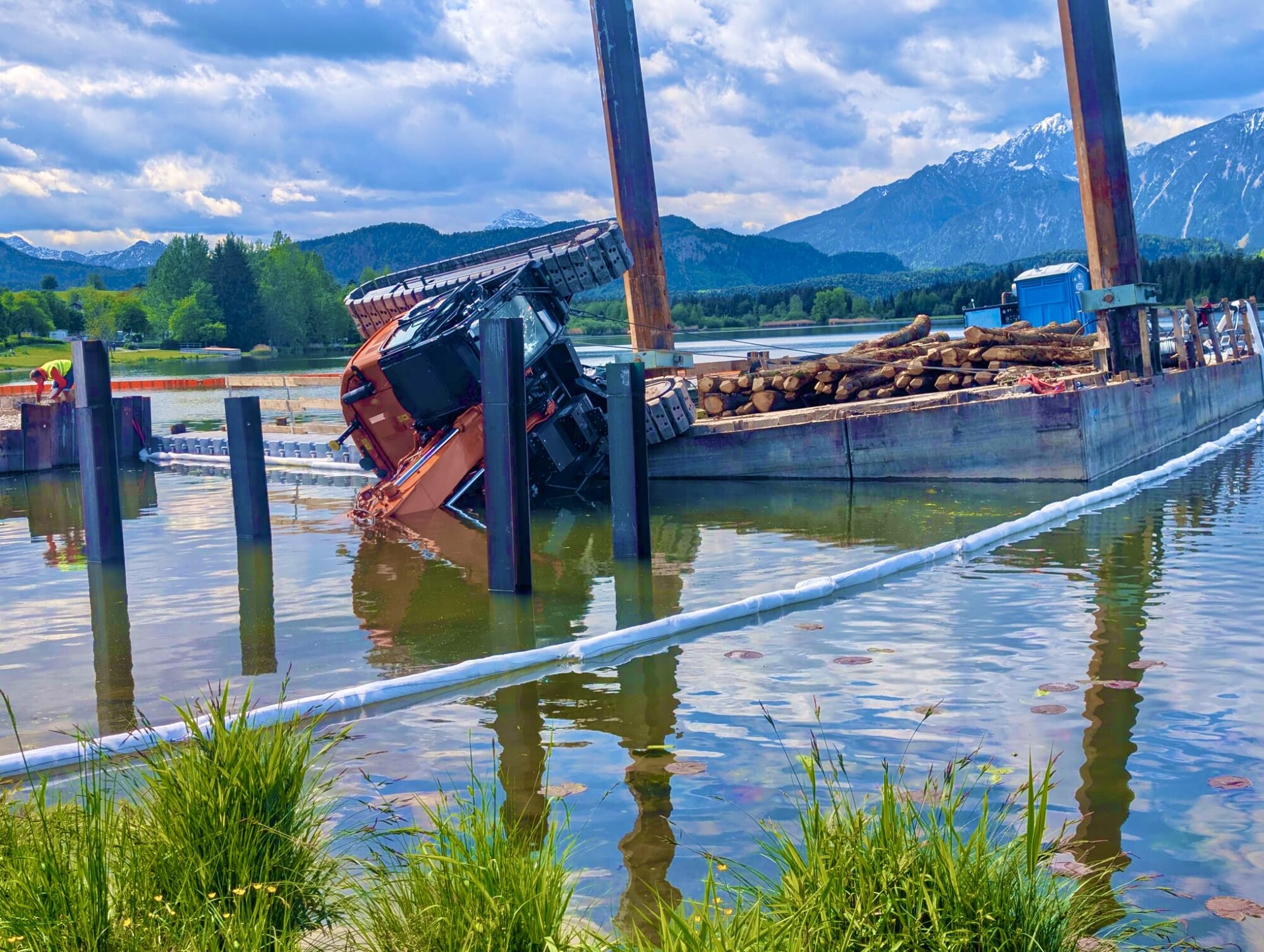 Bagger stürzt in Hopfensee: Keine Verletzten, aber Ermittlungen wegen Umweltgefahr