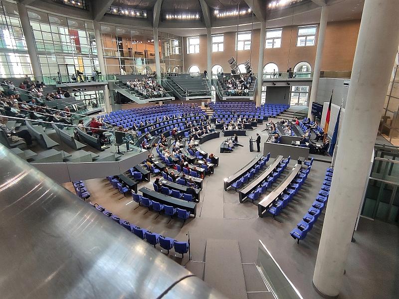 Bundestag beschließt elektronische Fußfessel bei häuslicher Gewalt