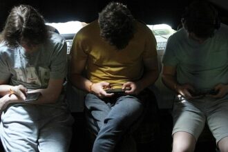 Dobrindt zweifelt an Social-Media-Verbot für Kinder