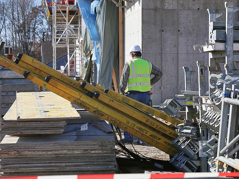 Erwerbstätigkeit im April nahezu unverändert