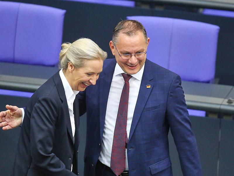 Forsa: AfD trotz leichter Verluste weiter vor Union