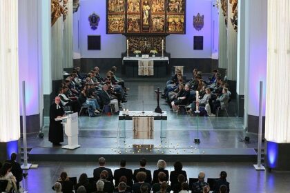 Großer Andrang bei Gedenkandacht in Leipzig nach Amokfahrt