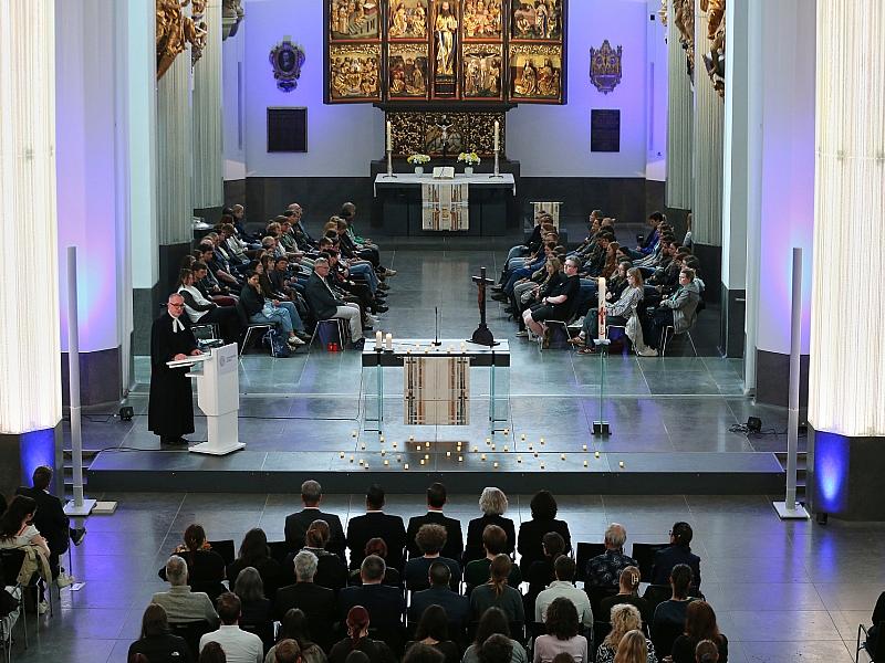 Großer Andrang bei Gedenkandacht in Leipzig nach Amokfahrt