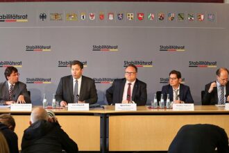 Klingbeil verteidigt Investitionen trotz höherer Verschuldung