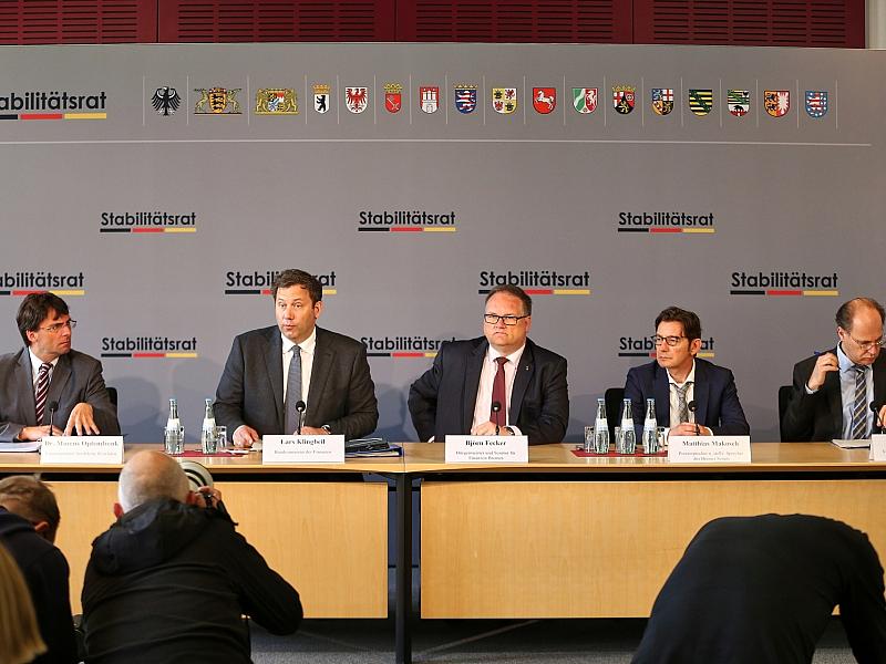 Klingbeil verteidigt Investitionen trotz höherer Verschuldung