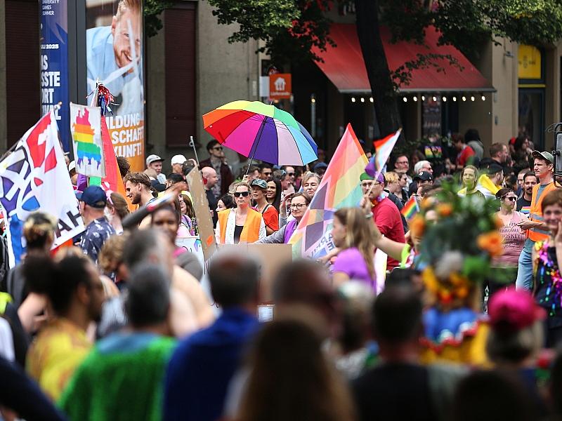 Linke fordert besseren Schutz queerer Menschen