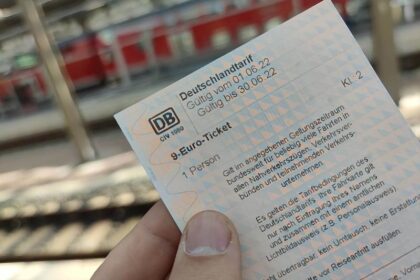 Linke will Energiekrisengeld und 9-Euro-Ticket