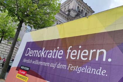 NRW kritisiert Kürzungen bei Demokratieprogramm