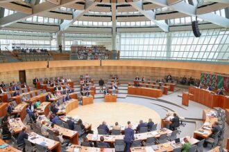 NRW-Landesregierung beantwortet Anfragen aus Landtag oft zu spät