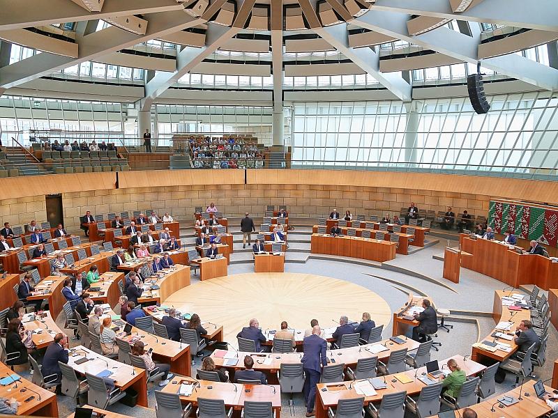 NRW-Landesregierung beantwortet Anfragen aus Landtag oft zu spät