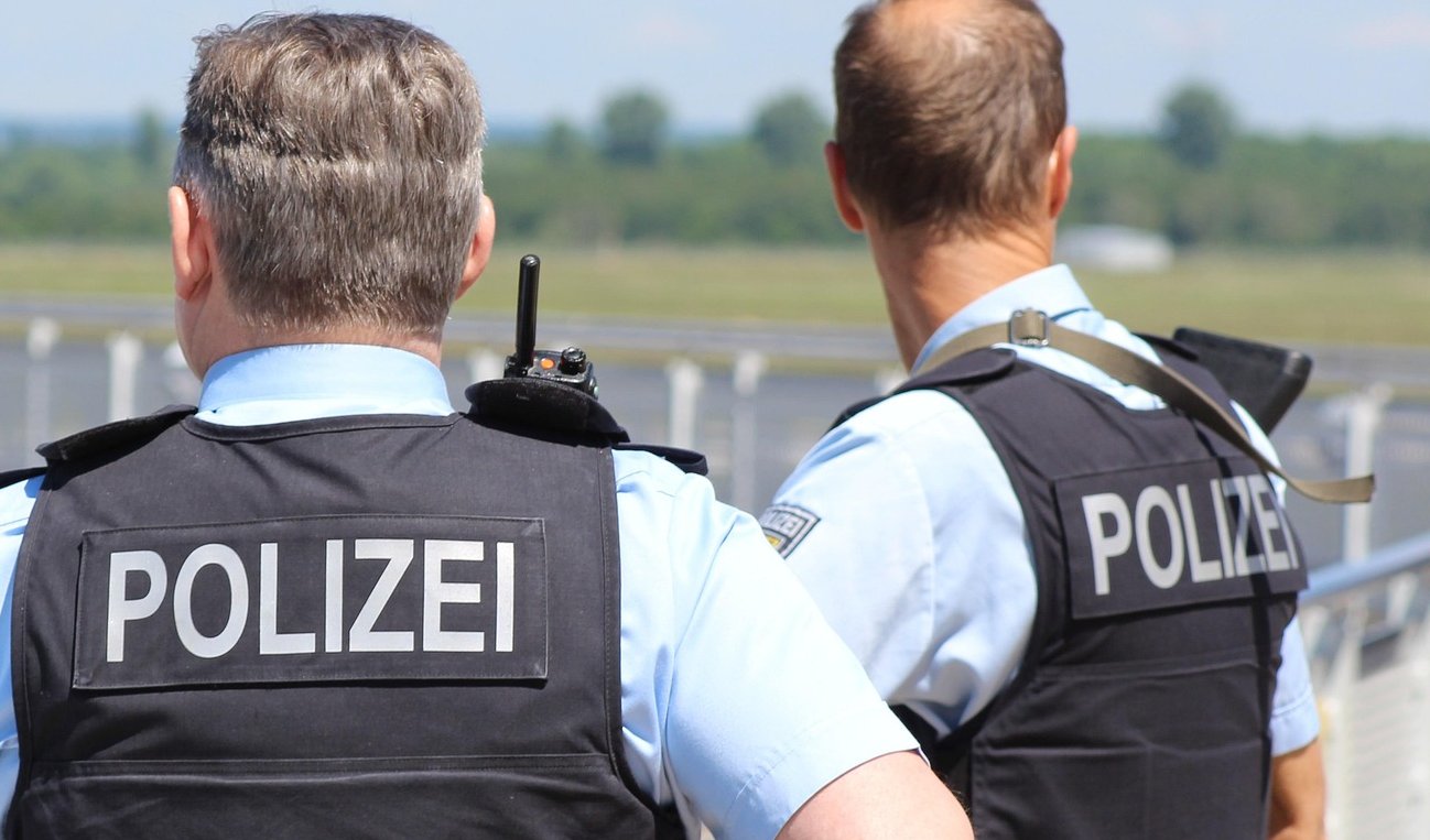 Festnahme am Augsburger Hauptbahnhof: Gesuchter Mann mit illegalen Medikamenten erwischt