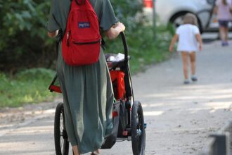 Prien kritisiert niedrige Erwerbsquote von Müttern