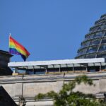Regenbogenflagge am Bundestag gehisst