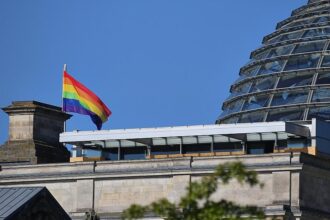 Regenbogenflagge am Bundestag gehisst