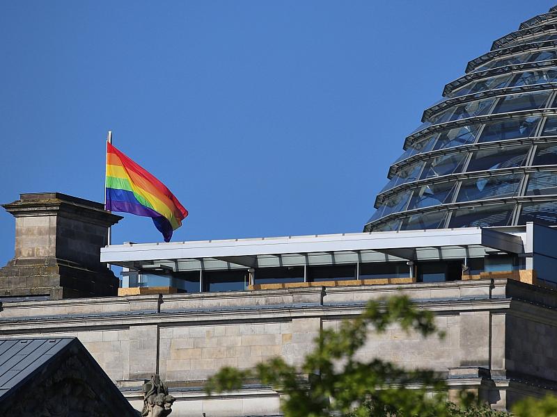 Regenbogenflagge am Bundestag gehisst