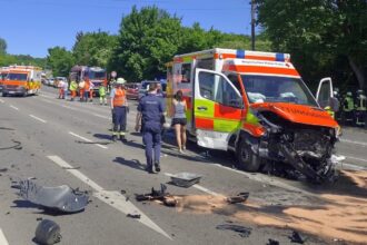 Schwerer Verkehrsunfall auf der B300 bei Vogelsang – Vier Schwerverletzte, Rettungswagen beteiligt