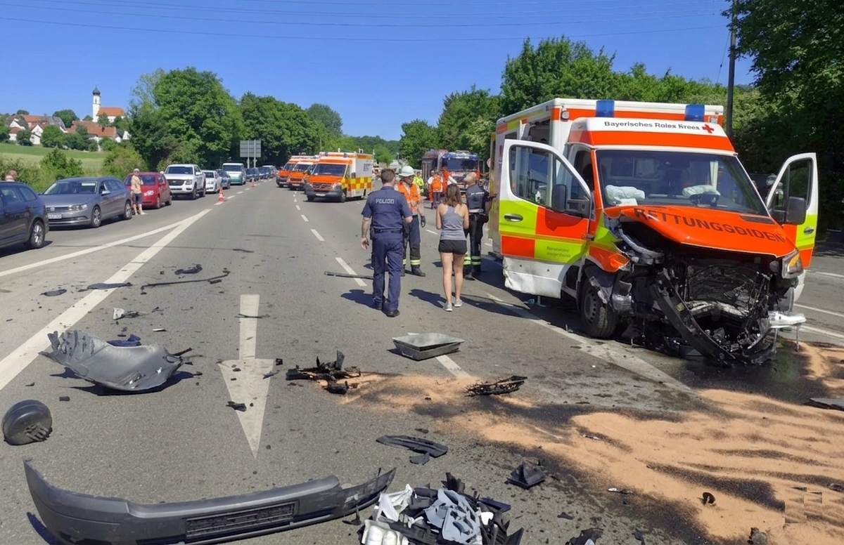 Schwerer Verkehrsunfall auf der B300 bei Vogelsang – Vier Schwerverletzte, Rettungswagen beteiligt