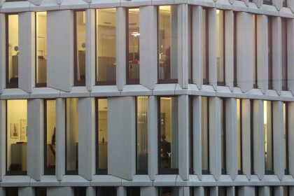 Umfrage: Deutsche Konzerne fordern mehr Präsenz im Büro