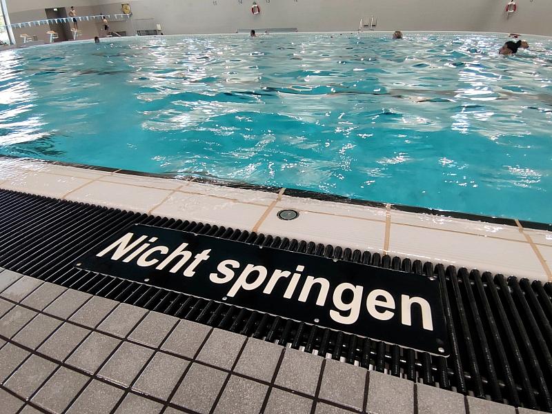 Umfrage: Schwimmbäder suchen dringend Bademeister