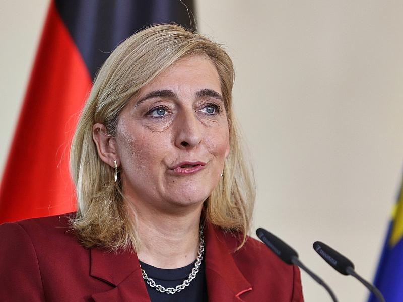 Warken: Ebola-Pandemie “nahezu ausgeschlossen”