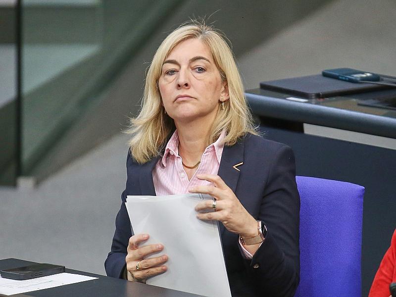 Warken pocht auf 16 Milliarden Euro Einsparungen in der GKV