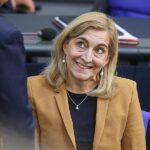 Warken will Kinderlose in Pflegeversicherung stärker belasten
