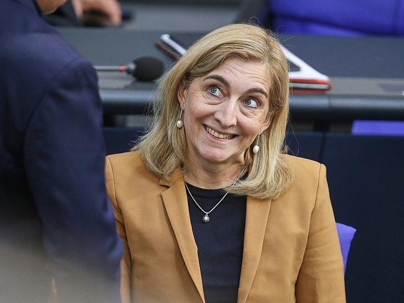 Warken will Kinderlose in Pflegeversicherung stärker belasten