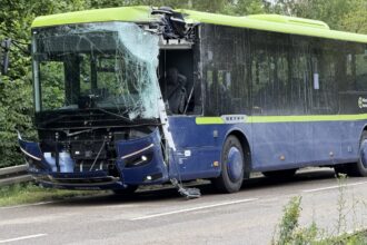 Tödlicher Busunfall bei Ampermoching: Ein Kind stirbt, zahlreiche Verletzte