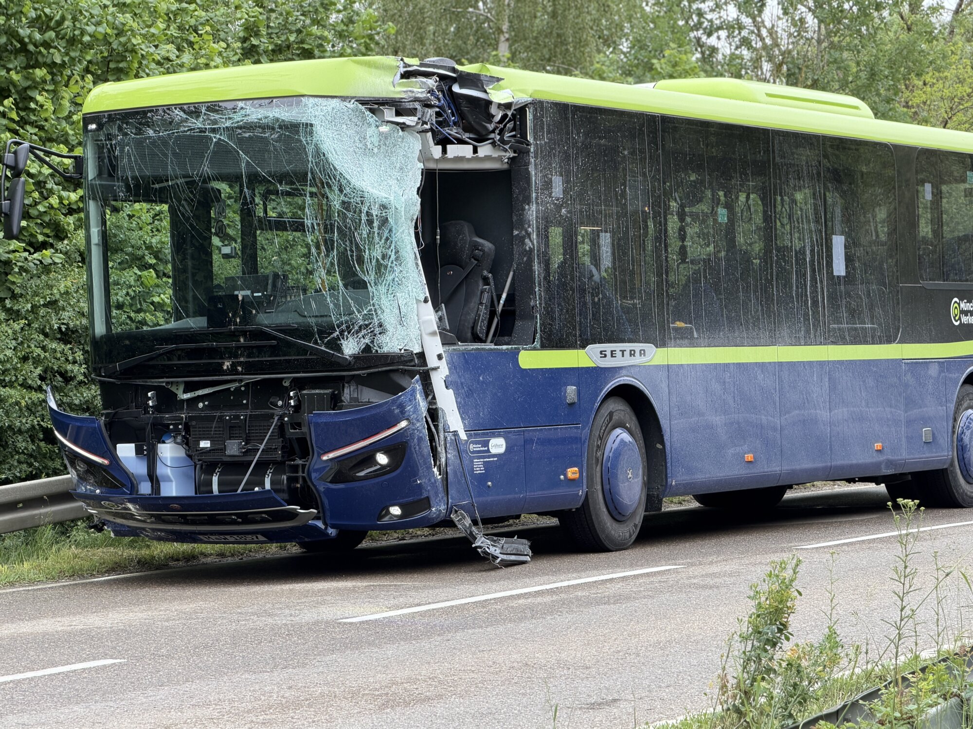 Tödlicher Busunfall bei Ampermoching: Ein Kind stirbt, zahlreiche Verletzte