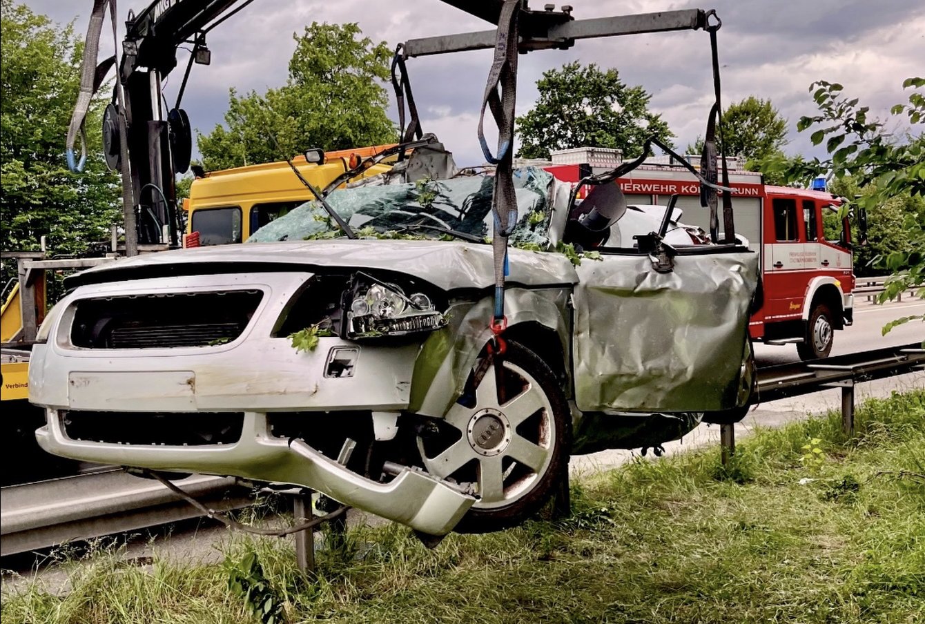 Königsbrunn | Tragischer Verkehrsunfall auf der B17: Fünfjähriges Kind stirbt, Mutter schwerst verletzt