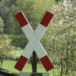 Tödlicher Unfall an Bahnübergang bei Manching – Autofahrer stirbt nach Kollision mit Güterzug