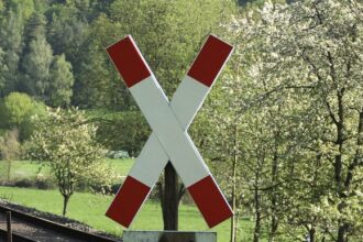 Tödlicher Unfall an Bahnübergang bei Manching – Autofahrer stirbt nach Kollision mit Güterzug