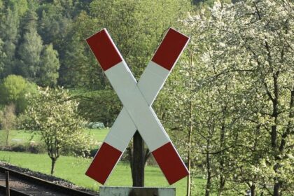Tödlicher Unfall an Bahnübergang bei Manching – Autofahrer stirbt nach Kollision mit Güterzug