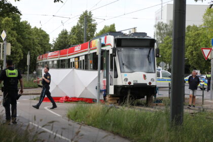 Schwerer Unfall zwischen Radfahrer und Straßenbahn in Augsburg-Haunstetten