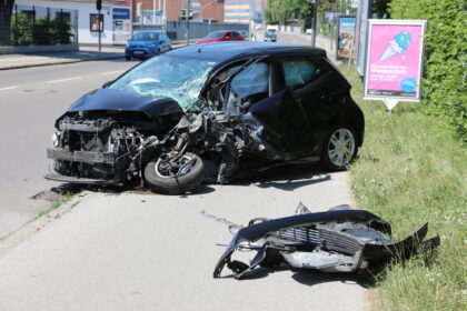 Schwerer Unfall in Augsburg-Göggingen: Auto prallt frontal mit Linienbus zusammen